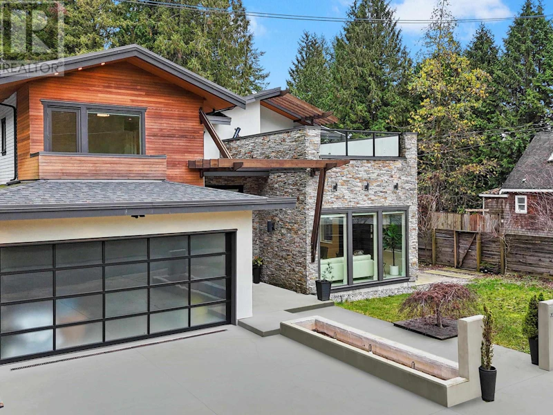 2520 Lloyd Avenue, North Vancouver BC V7R 3X1