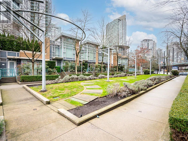 180 Cooper's Mews, Vancouver BC V6Z 3A2