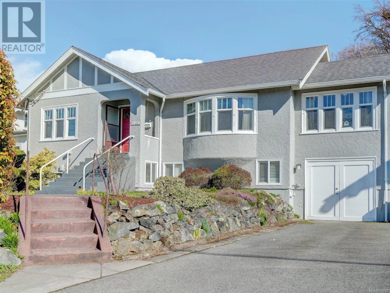 3135 Quadra Street, Victoria BC V8X 1E9