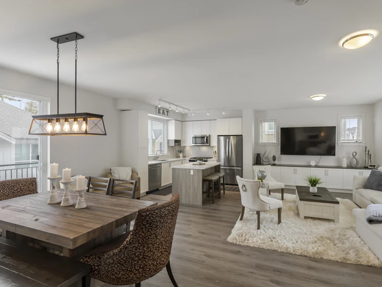 112-9688 162a, Surrey, BC, V4N 6V3