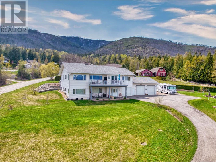 2190 Country Woods Road, Sorrento, BC, V0E 2W1 - 2