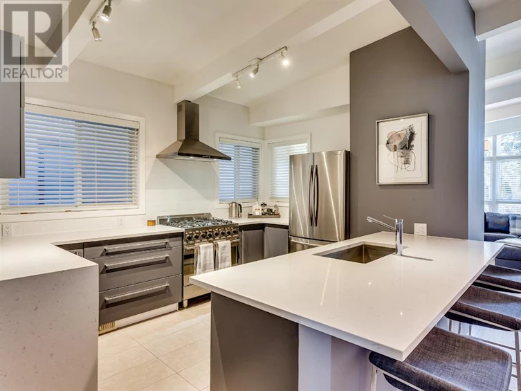 3336 39 Street Southwest, Calgary, AB, T3E 3J2