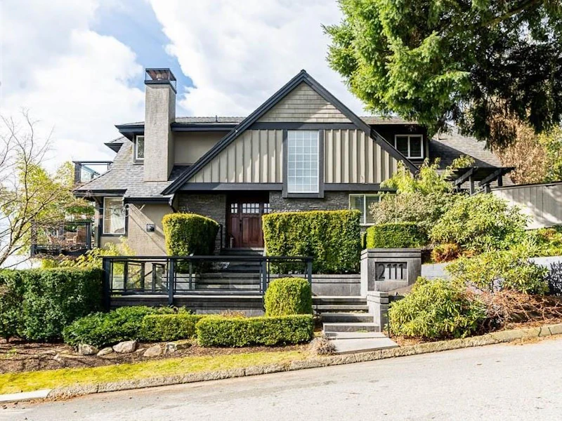 2111 Moody Avenue, North Vancouver BC V7L 4S5