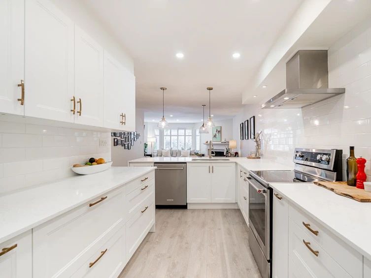 107-15300 17, Surrey, BC, V4A 8Y6