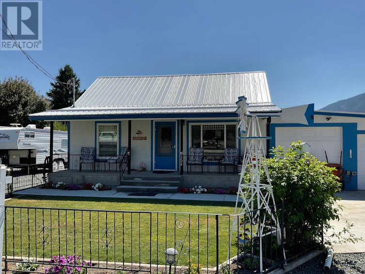 324 Hartland Avenue, Midway, BC, V0H 1M0 - 2