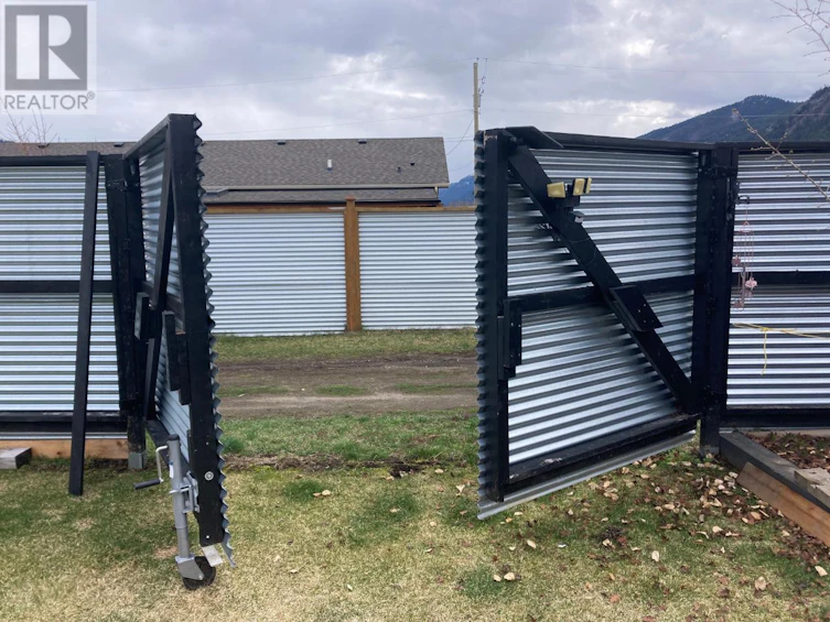 324 Hartland Avenue, Midway, BC, V0H 1M0 - 24