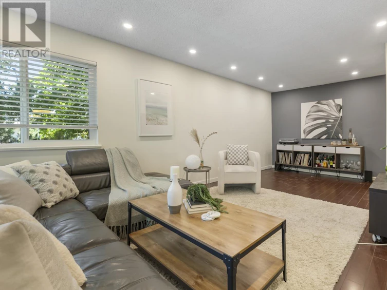 225-2910 East Pender Street, Vancouver, BC, V5K 2C3