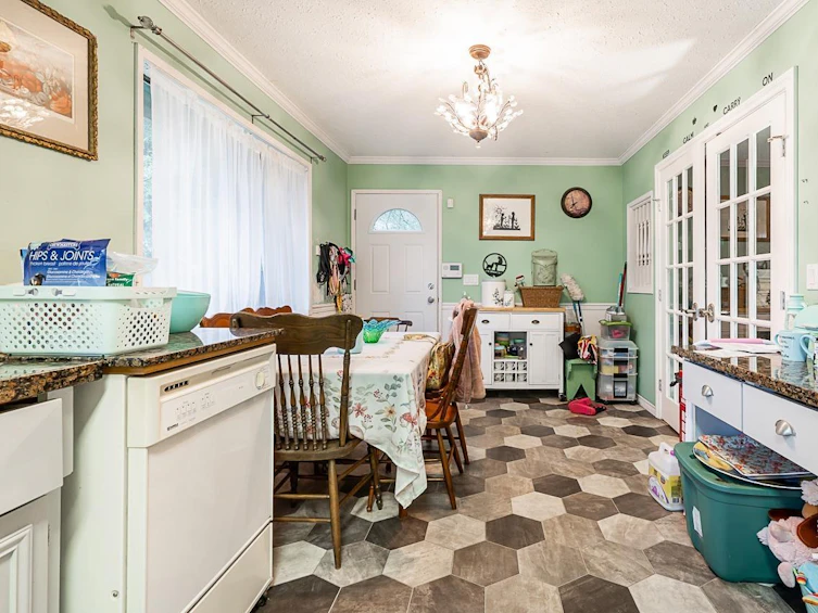 8063 Manson Street, Mission, BC, V2V 6P6 - 8