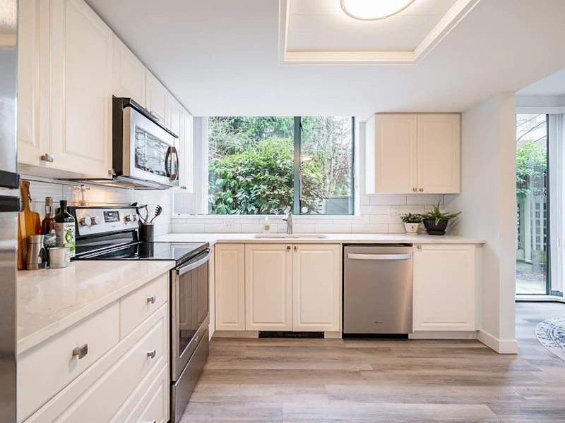 102 - 1725 Martin Drive, Surrey BC V4A 9T5