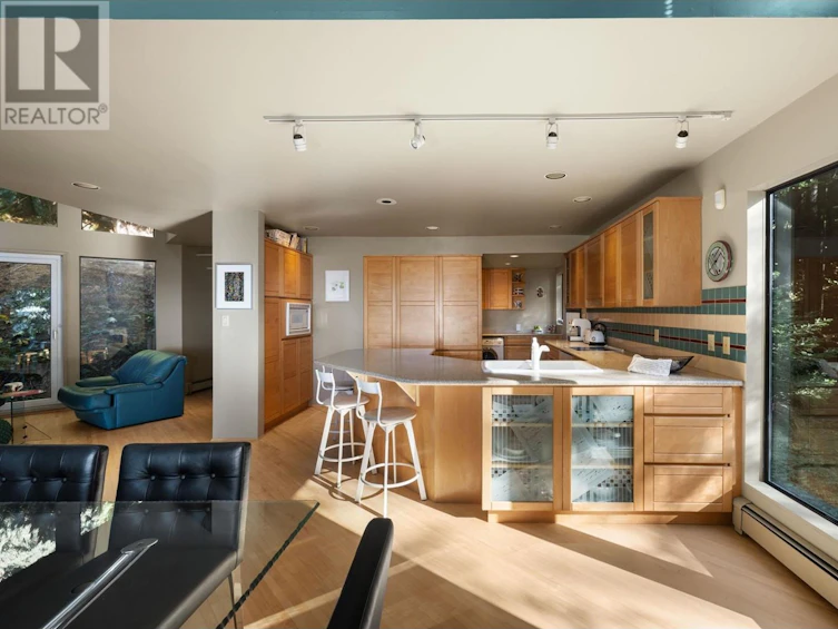 225 Mountain Drive, West Vancouver, BC, V0N 2E0 - 7
