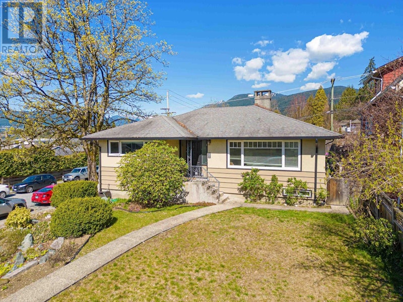 402 E 17th Street, North Vancouver BC V7L 2W2