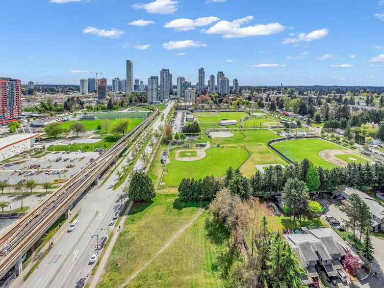 2404-10777 University, Surrey, BC, V3T 0E6