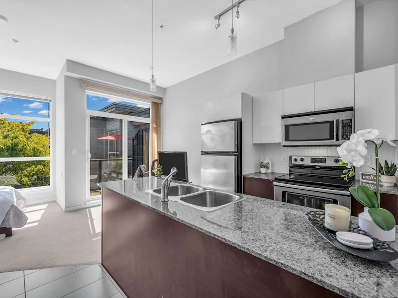 522 - 13733 107a Avenue, Surrey BC V3T 0B7