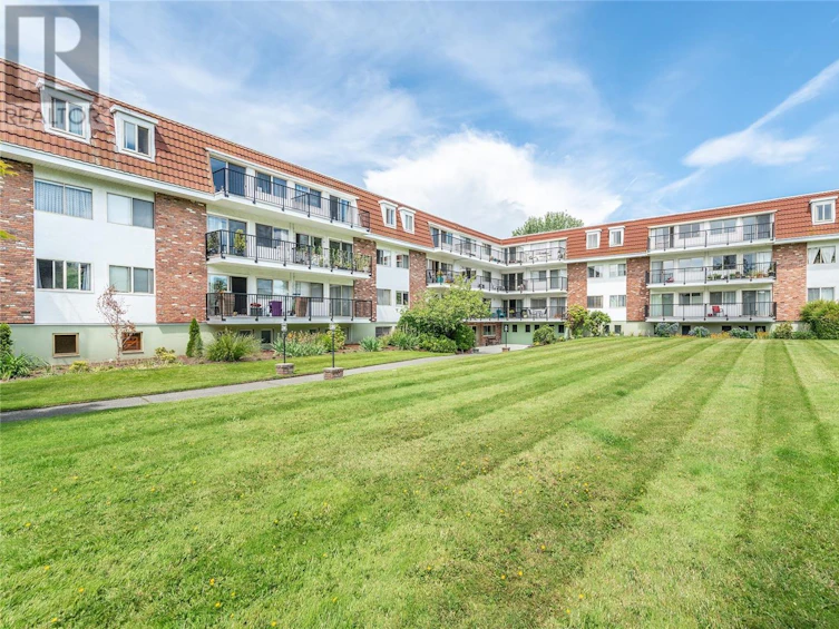 129-1680 Poplar Avenue, Saanich, BC, V8P 4K7