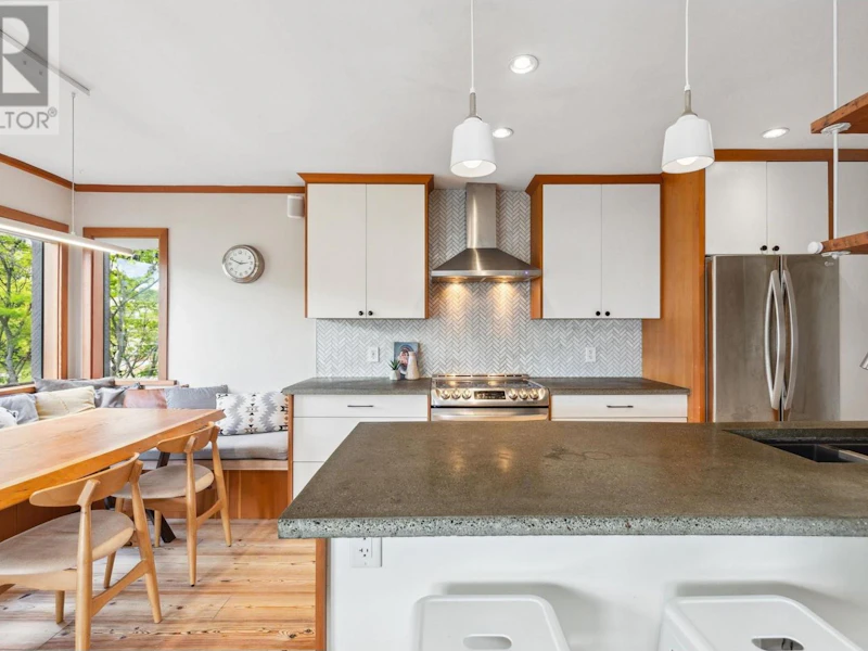 202 - 141 E 18th Street, North Vancouver BC V7L 2X3