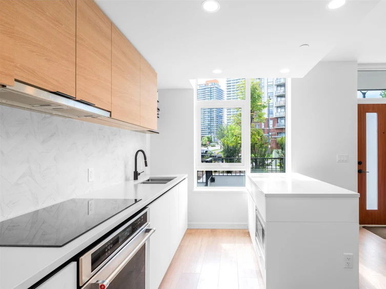 TH1-10448 University, Surrey, BC, V3T 0S7 - 32