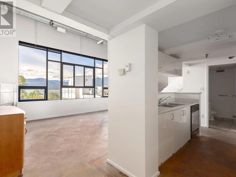 302 - 2001 Wall Street, Vancouver BC V5L 5E4