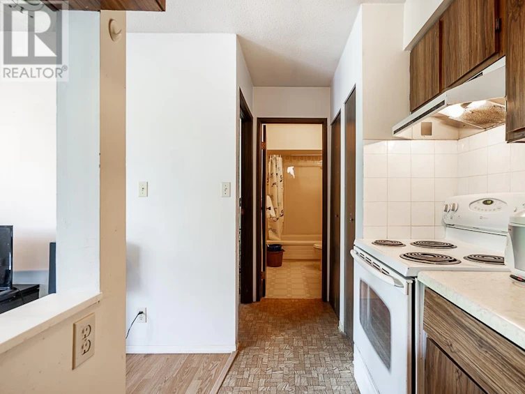 3725 Renfrew Street, Vancouver, BC, V5M 3L7 - 8