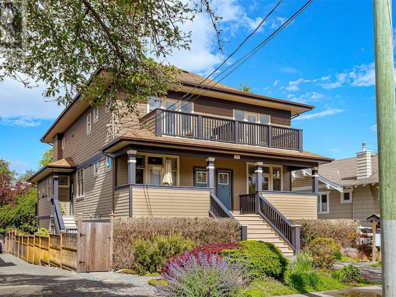 1 - 220 Moss Street, Victoria BC V8V 4M4