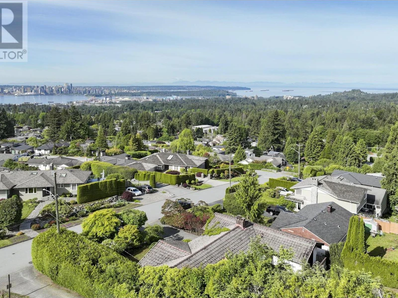 208 W Braemar Road, North Vancouver BC V7N 2S8