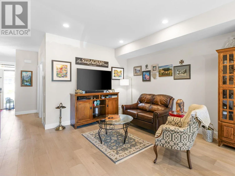 987 Laurier Avenue, Kelowna, BC, V1Y 6A9 - 11