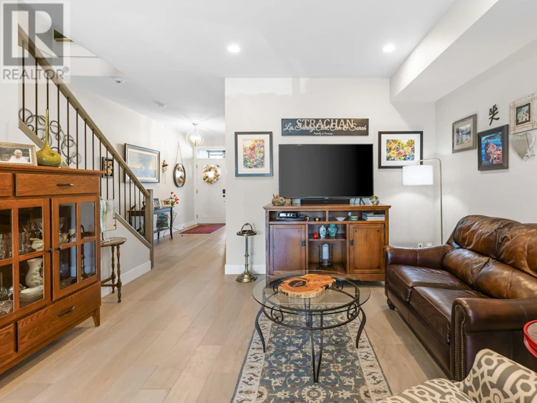 987 Laurier Avenue, Kelowna, BC, V1Y 6A9 - 12