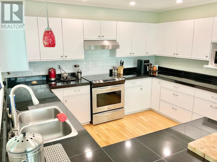 1920 3 Highway, Midway, BC, V0H 1M0 - 36