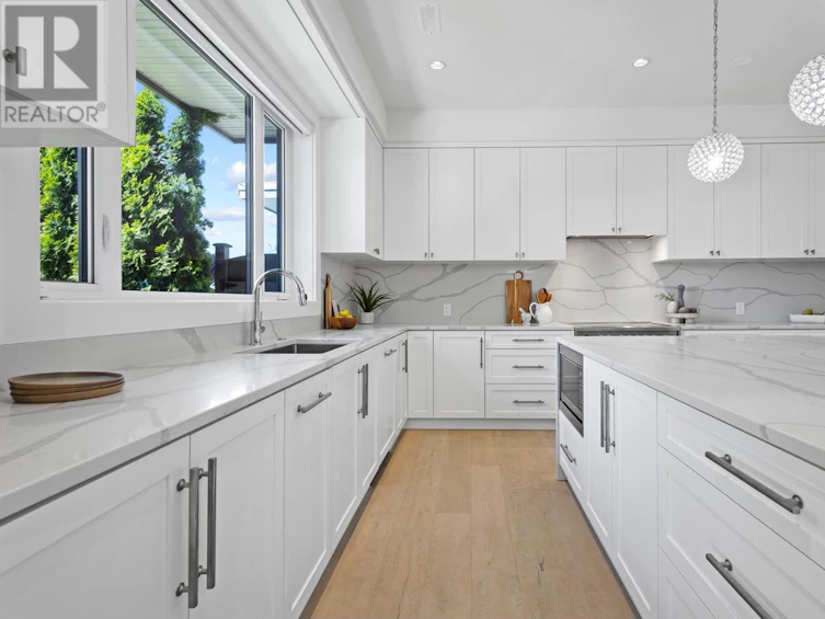 6188 Lochdale Street, Burnaby, BC, V5B 2M5 - 12