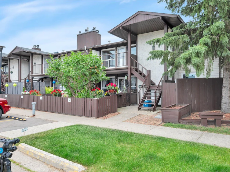 9261 172 Street NW, Edmonton, AB, T5T 3C3