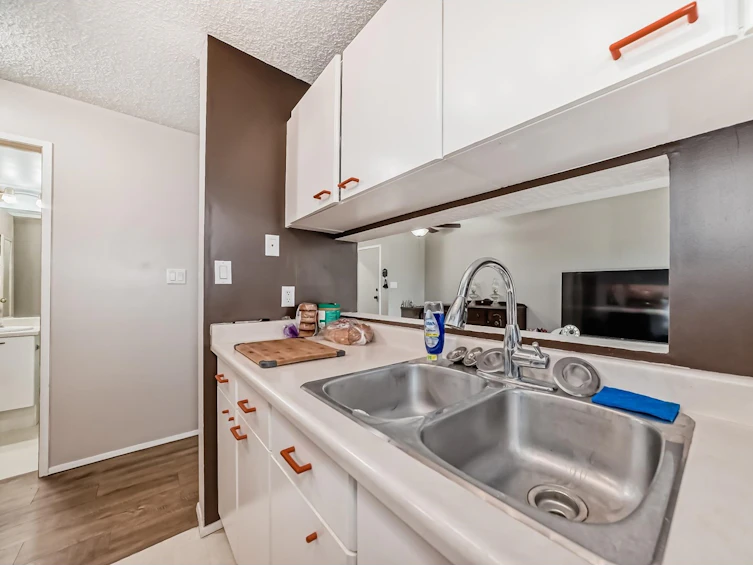 215-11218 80 Street NW, Edmonton, AB, T5V 4V9 - 11