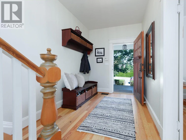 1143 Ridgeway Avenue, North Vancouver, BC, V7L 3R6 - 2