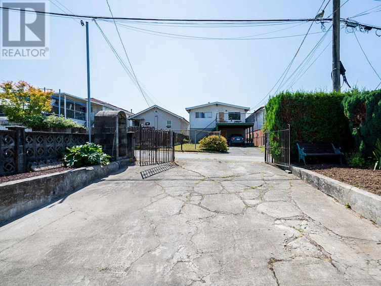 2476 East 29th Avenue, Vancouver, BC, V5R 1T9 - 31