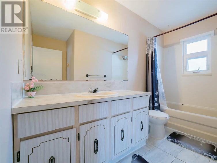 540 Wakesiah Avenue, Nanaimo, BC, V9R 3L1 - 10