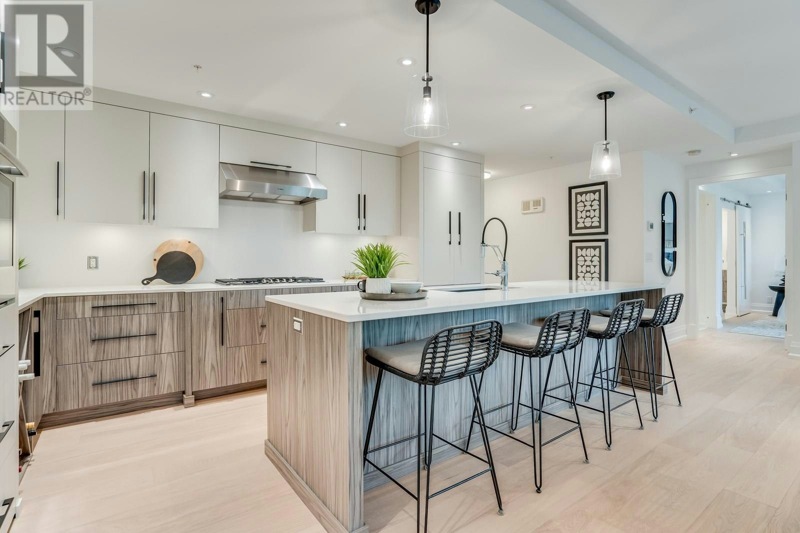 302-450 Groves Avenue, Kelowna, BC, V1Y 4Y5
