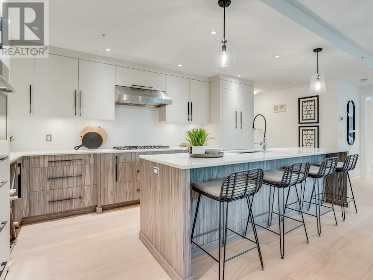 302-450 Groves Avenue, Kelowna, BC, V1Y 4Y5