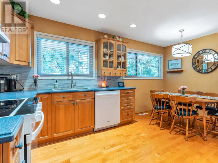 905 Crestwood Drive, Coquitlam, BC, V3J 5S4 - 14