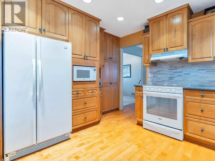905 Crestwood Drive, Coquitlam, BC, V3J 5S4 - 16