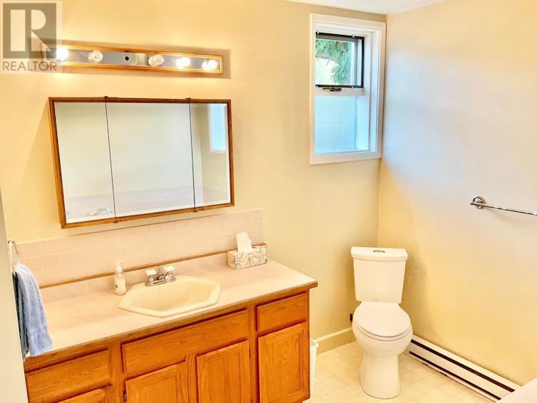 270 Dominion Street, Midway, BC, V0H 1M0 - 27