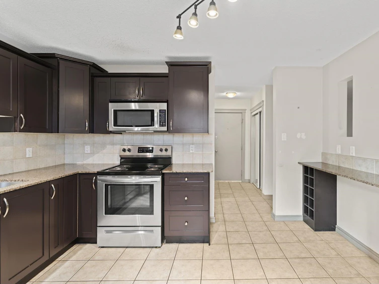 6-10710 84 Avenue NW, Edmonton, AB, T6E 2H9 - 3