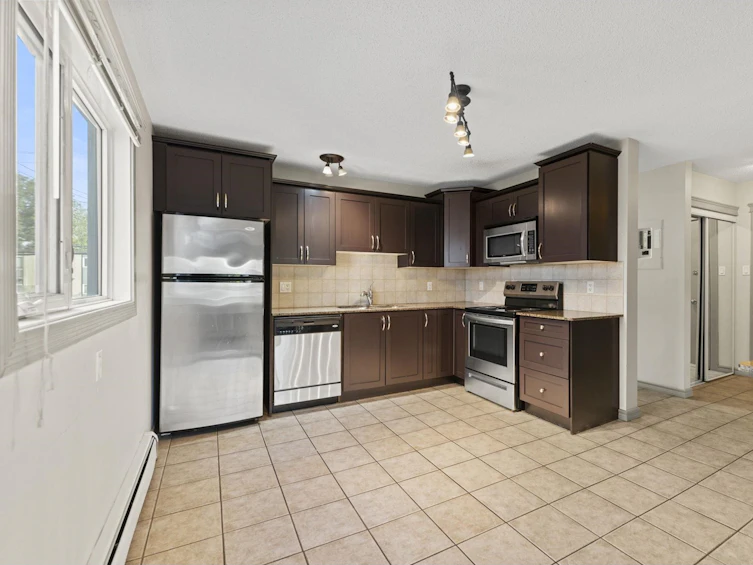 6-10710 84 Avenue NW, Edmonton, AB, T6E 2H9 - 4