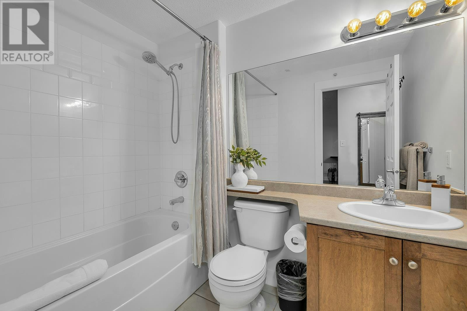 702-1128 Sunset Drive, Kelowna, BC, V1Y 9W7 - 23