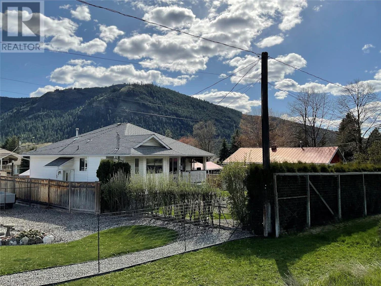 415 Hatton Avenue, Midway, BC, V0H 1M0 - 8