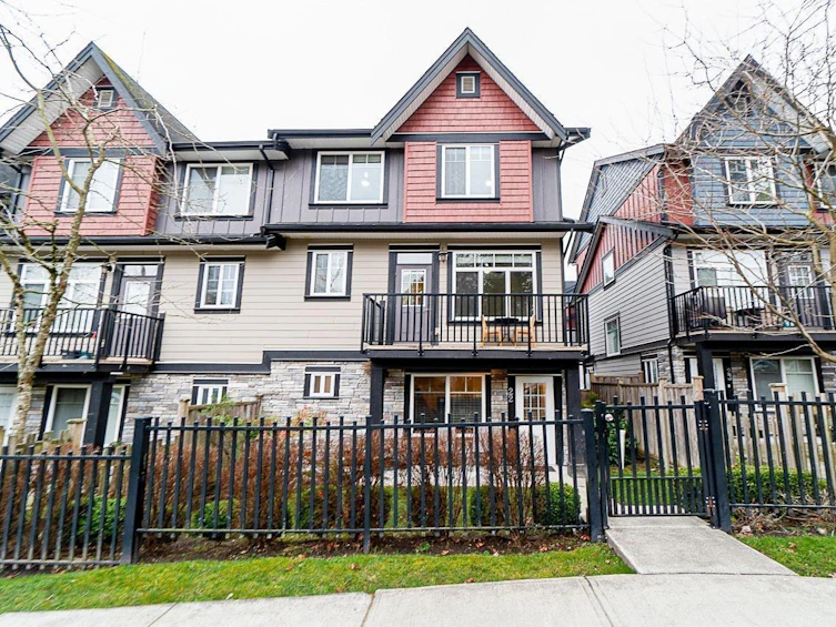 22-6929 142, Surrey, BC, V3W 5N1