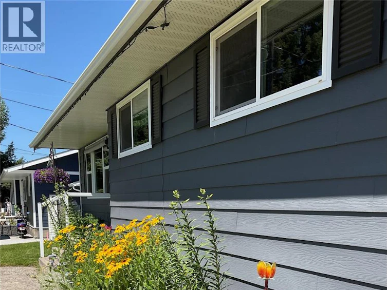 431 Hartland Avenue, Midway, BC, V0H 1M0 - 4