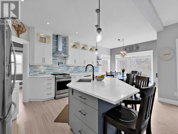 1088 Peak Point Drive, West Kelowna, BC, V1Z 4A9 - 11