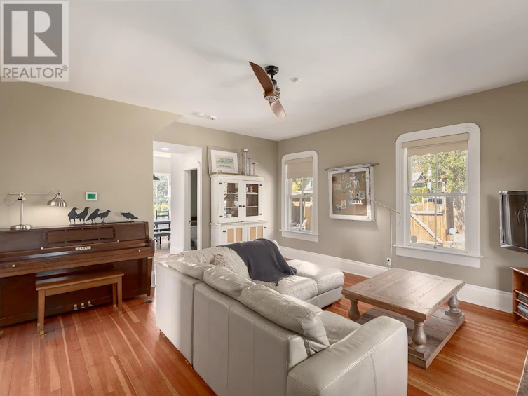 218 Burr Street, New Westminster, BC, V3M 3T8 - 3