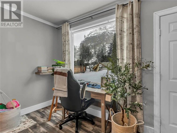 11406 South Victoria Road, Summerland, BC, V0H 1Z2 - 11