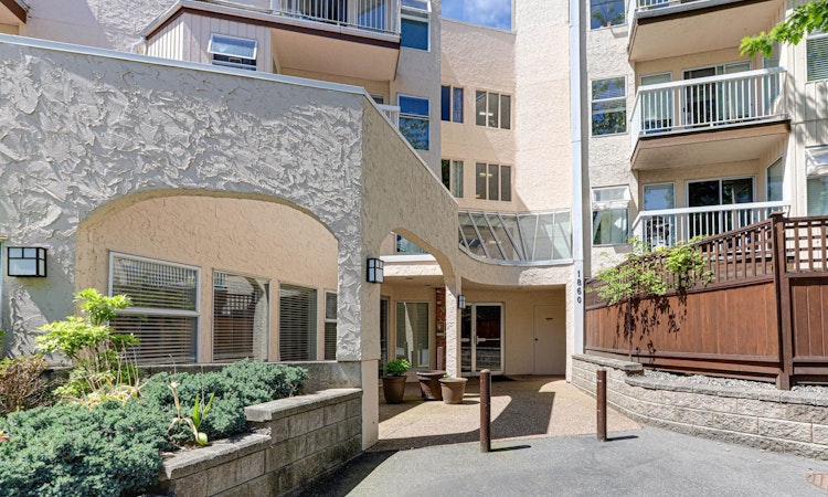 212-1860 East Southmere
