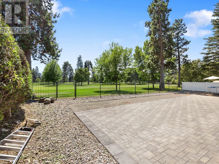 2045 St. Andrews Drive, Kelowna, BC, V1Y 4T6 - 4