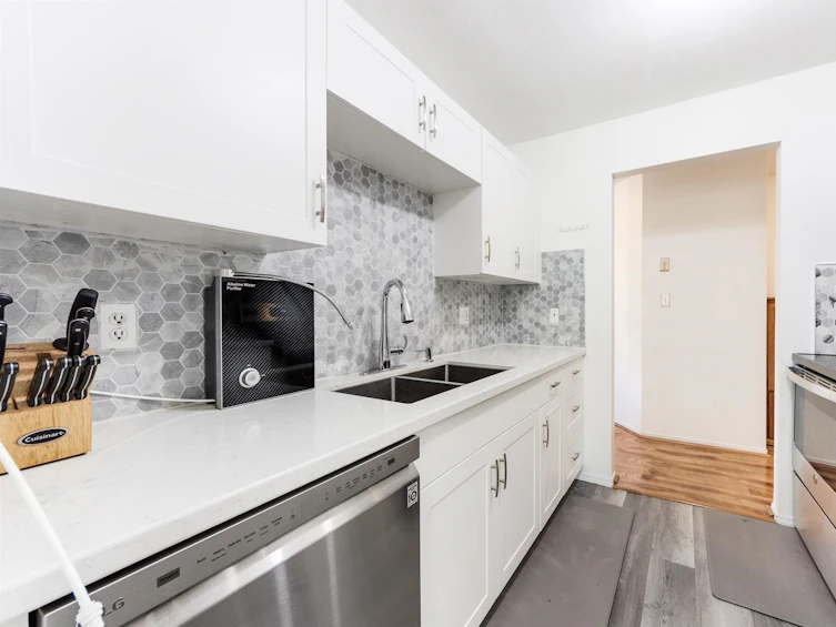 203-9946 151 Street, Surrey, BC, V3R 0V5
